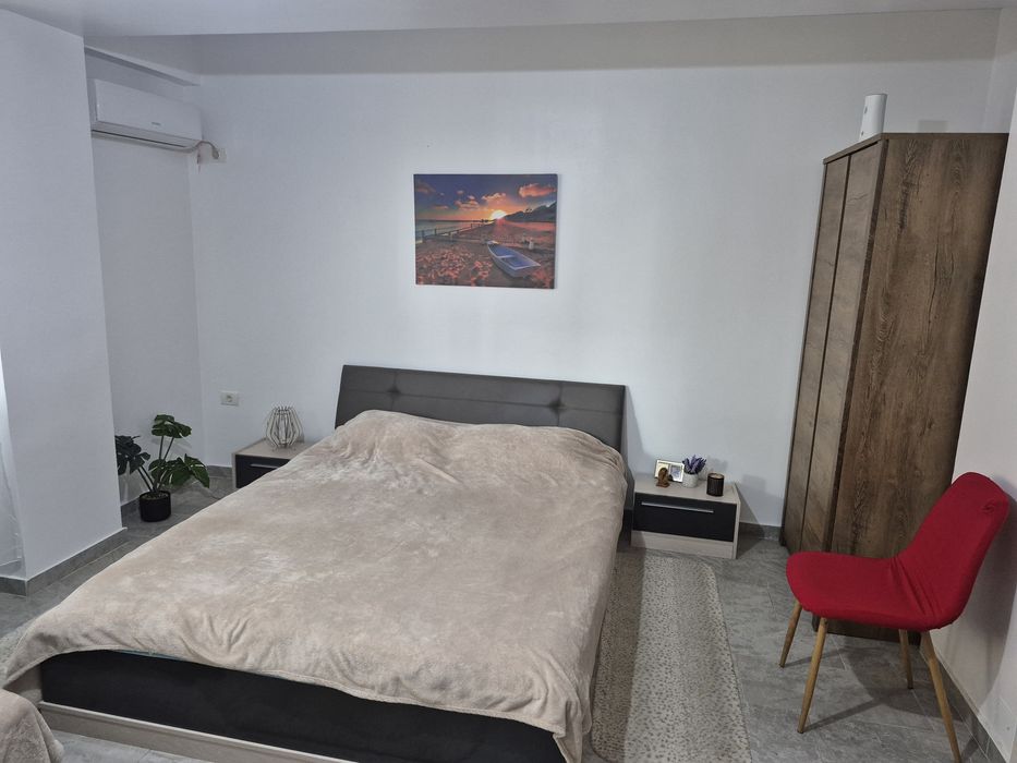 Închiriez studio zona Hanul cu Pește