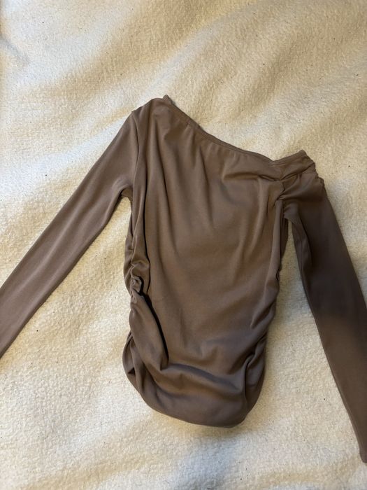 Bluza Zara, model pe un umar!