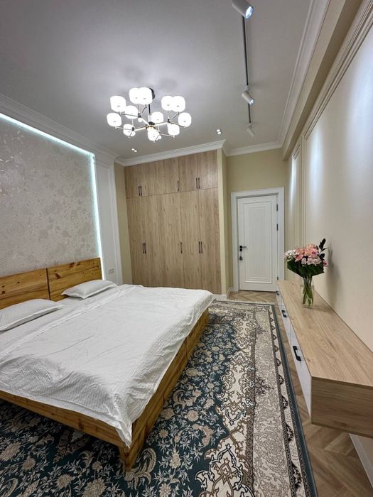 3 xonalik kvartira sotiladi. 1-etaj 92 kv lik xonadon.