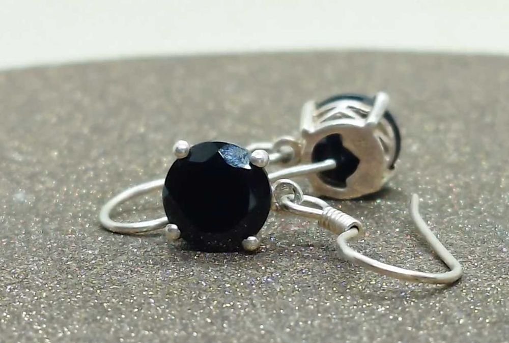 Cercei din argint cu onix fațetat – montură cu gheare, pe tortițe