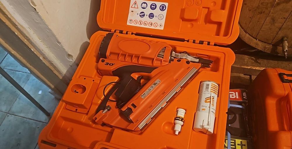 Pistol de cuie Paslode