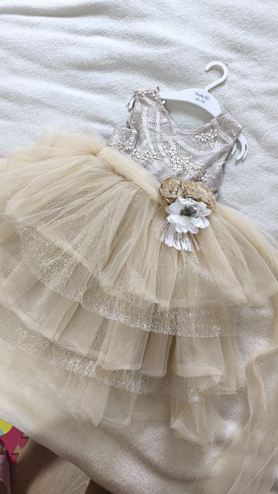 Продам платье, в отличном состоянии 3-4 г.