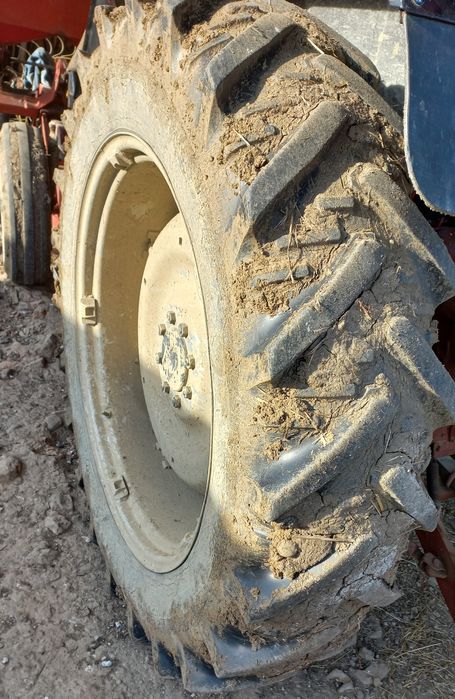Vând două anvelope tractor 13.6R36 + cadou