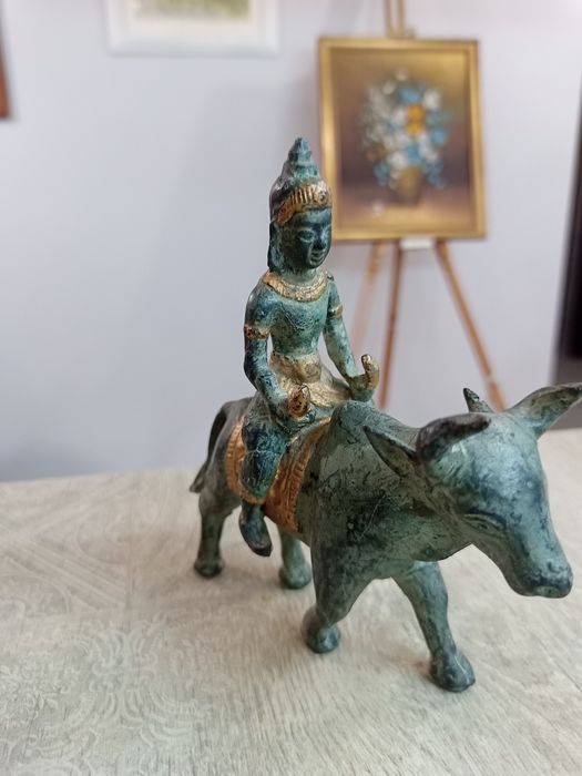 Статуетката изобразява Бог Яма (Владетелят на Правосъдието),