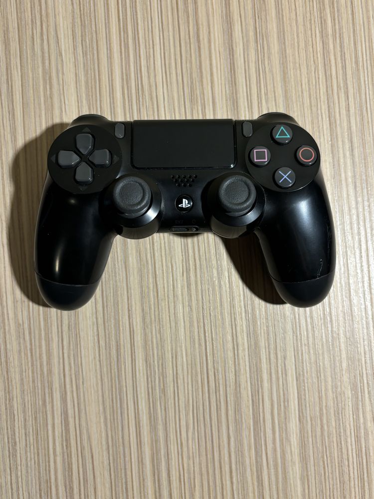 Vand PS4 1TB cu controller si un joc.