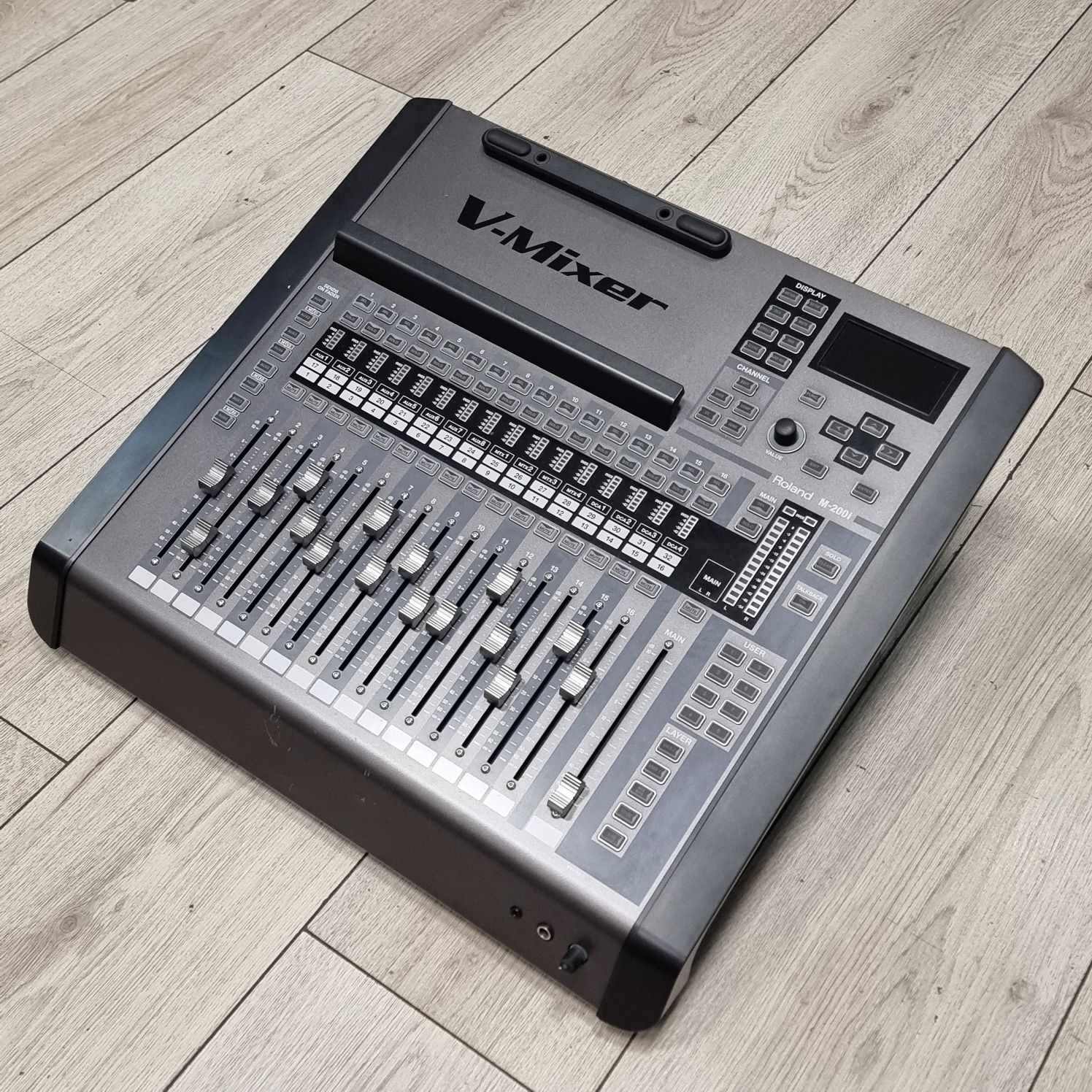 Amanet F28: Mixer audio Roland M-200i
