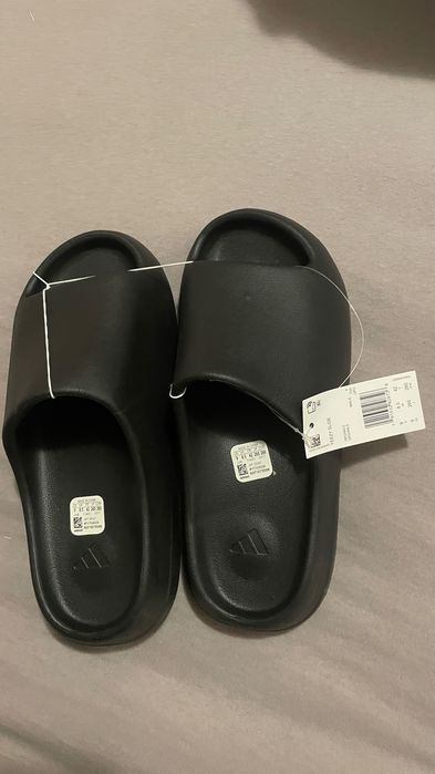Slapi Adidas Yeezy, marimea 42, 26,5 cm, noi cu etichete crem si negri