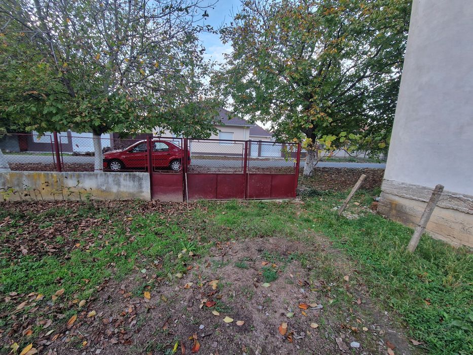 Vând teren intravilan (loc de casă)