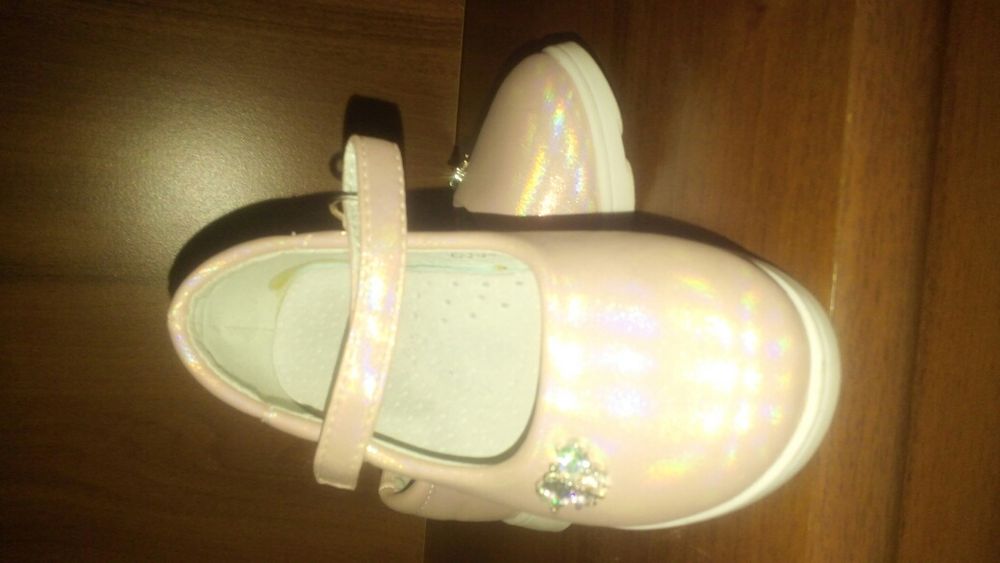 Продам новые детские туфли