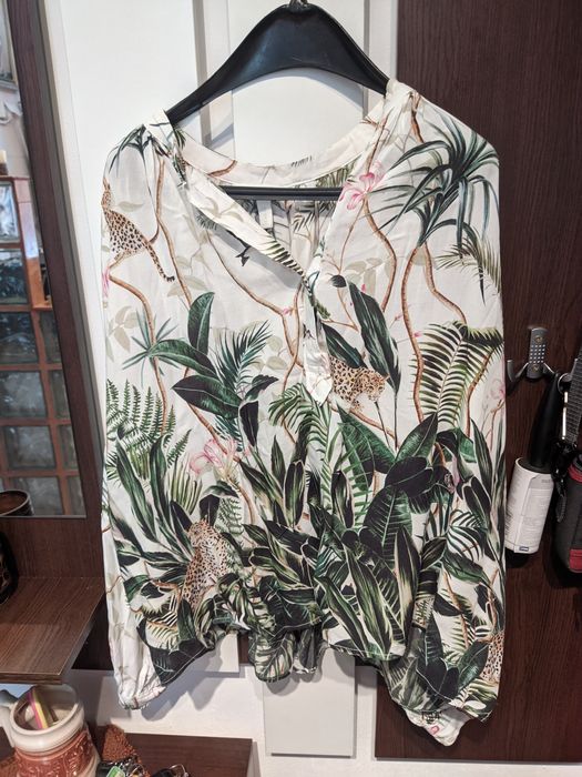 Bluze damă șapte bucăți .de la  10 lei la 15 lei.