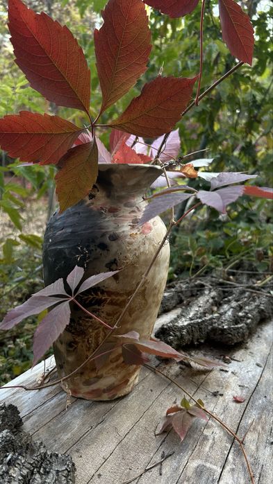 Керамическая ваза ручной работы в технике питфайринг