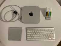 Mac Mini cu tastatura, trackpad si acumulatori