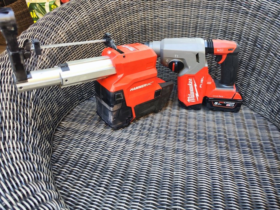 Rotopercutor, bormasina Milwaukee M18 ONEFH cu aspirator