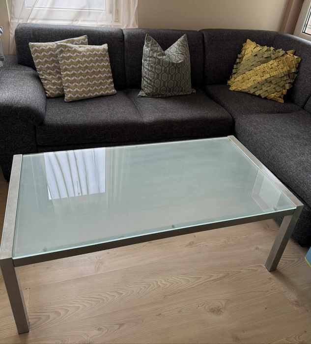 Холна маса от метал и стъкло