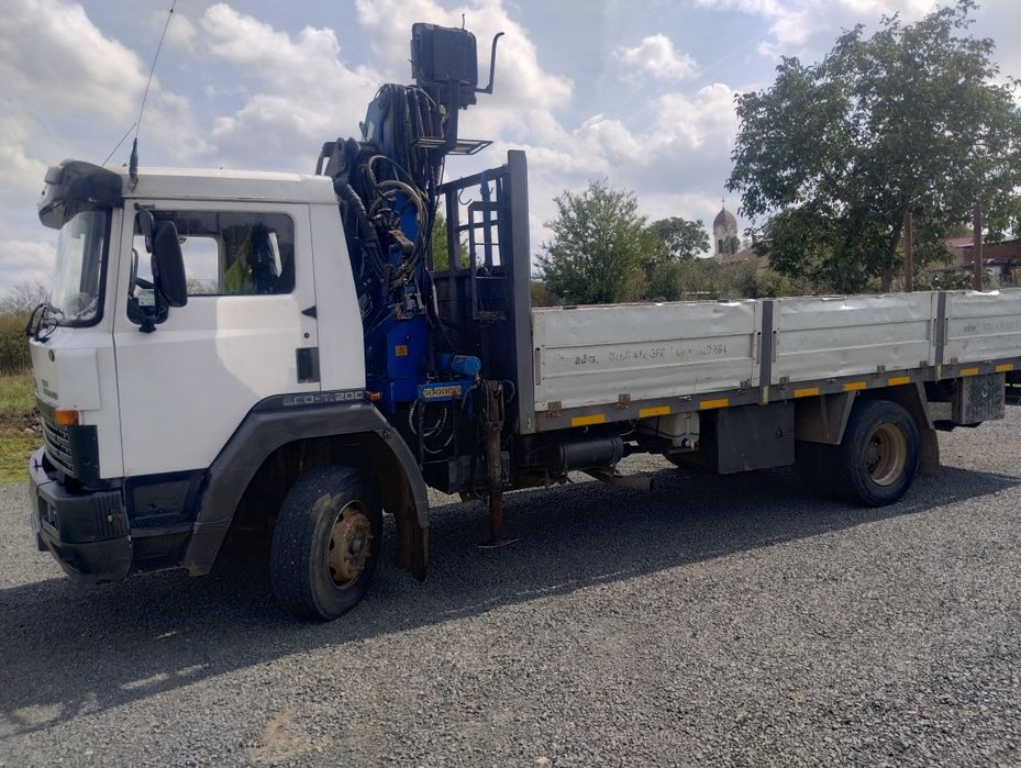 Nissan cu macara și graifer forestier