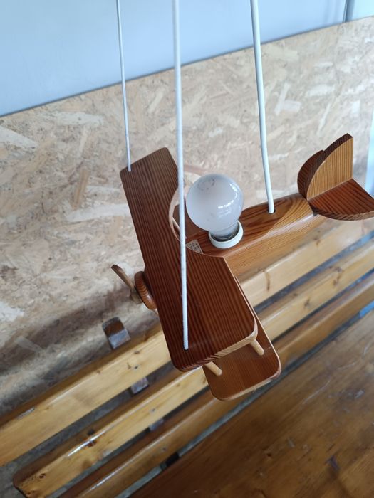 Lampa suspendata avion din lemn