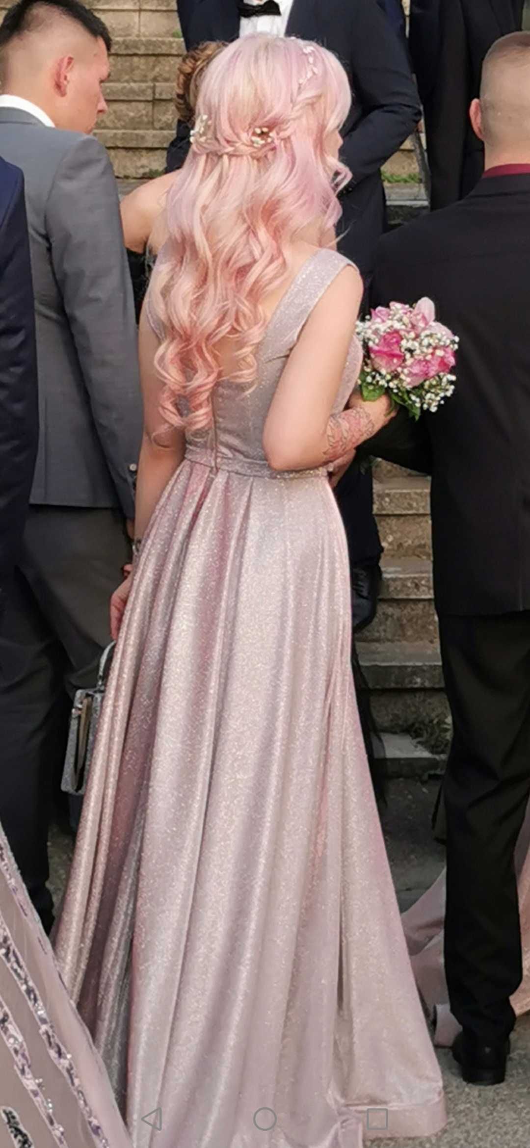 Бална рокля, сребриста, с розов оттенък.