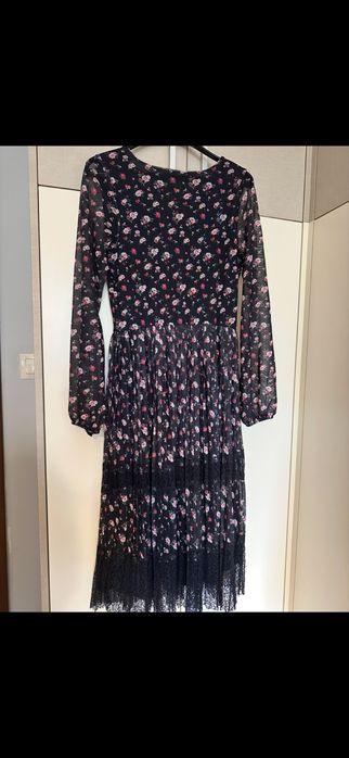 Дамска рокля в цветен ринт и плисе