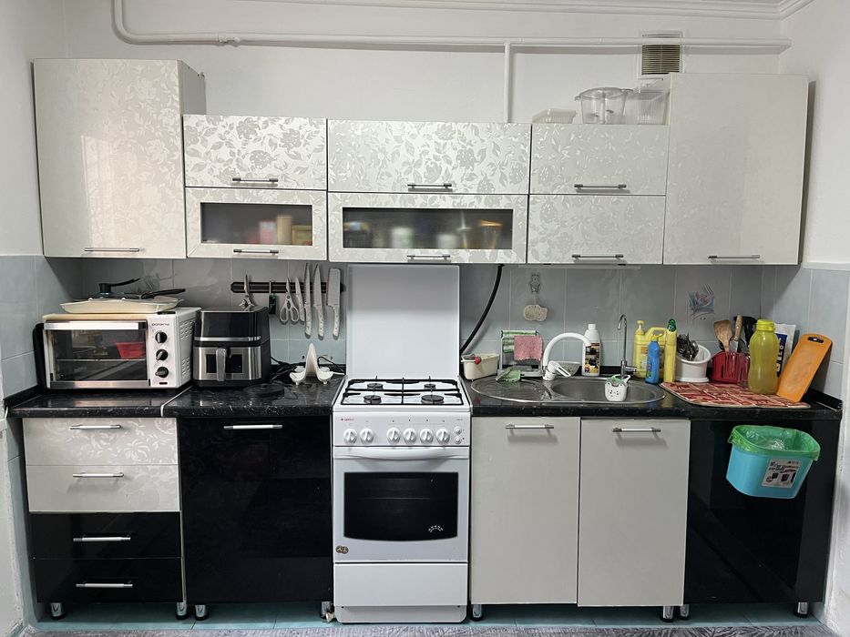 Кухоный гарнитур шкаф и газ плита