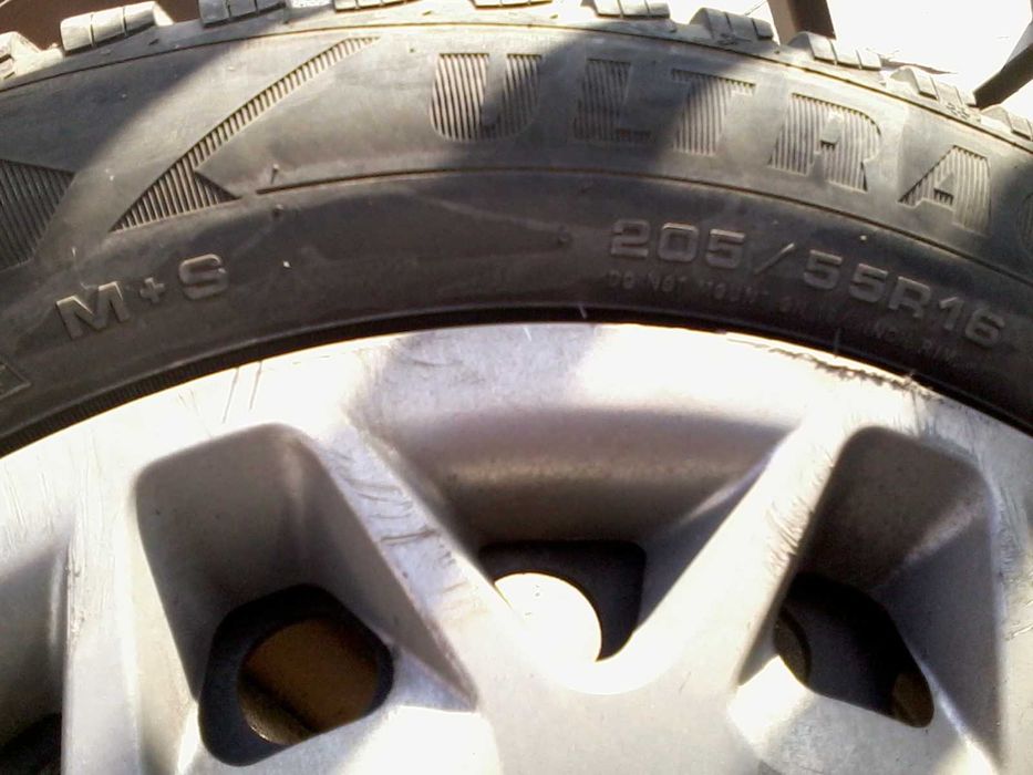 Зимни 205/55R16 Goodyear UltraGrip на 10-12 хил. км с железни джанти