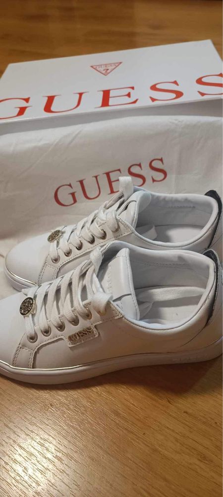 Сникърси Guess