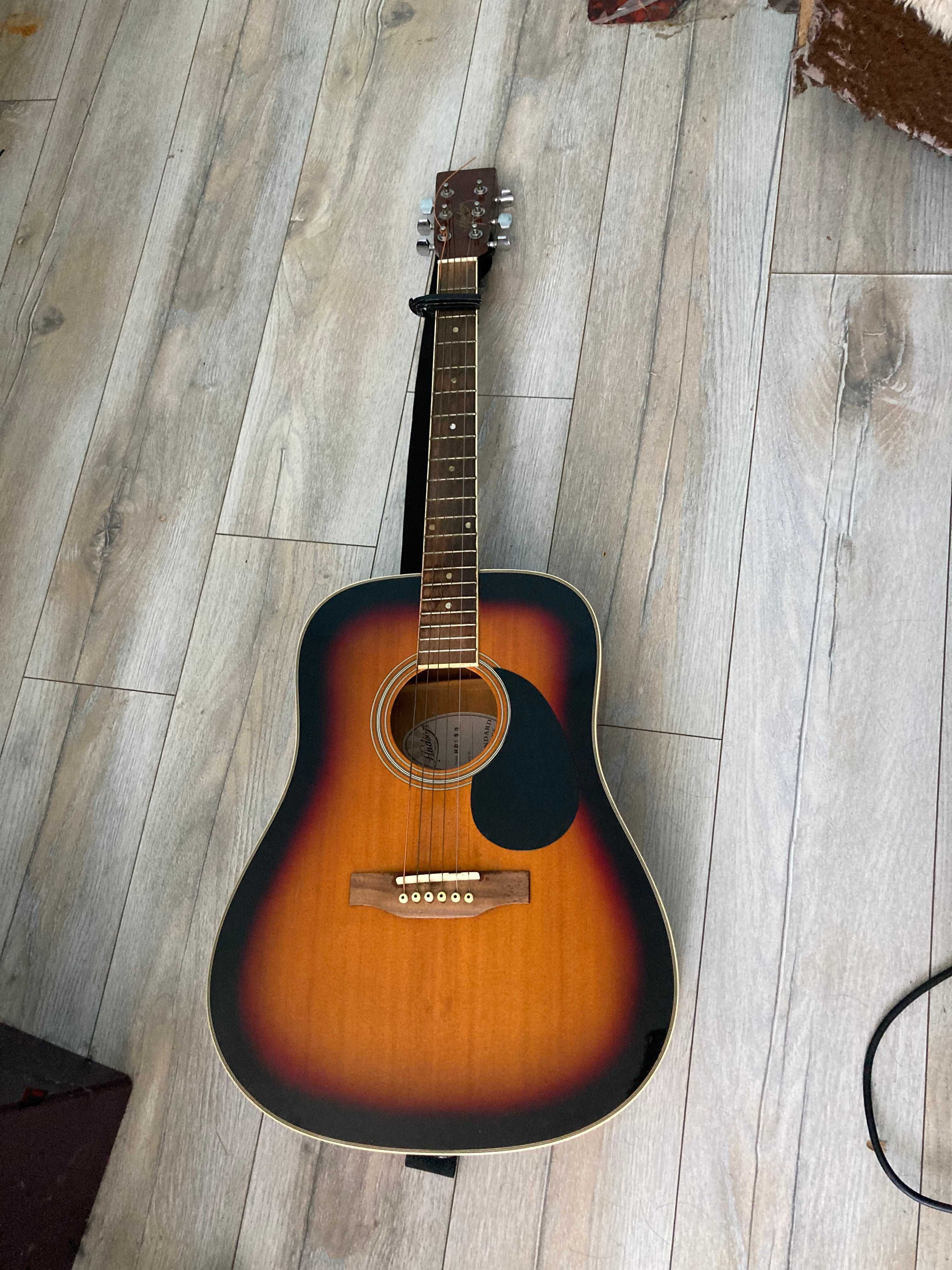 Продавам Акустична Китара Hudson с колан и капо