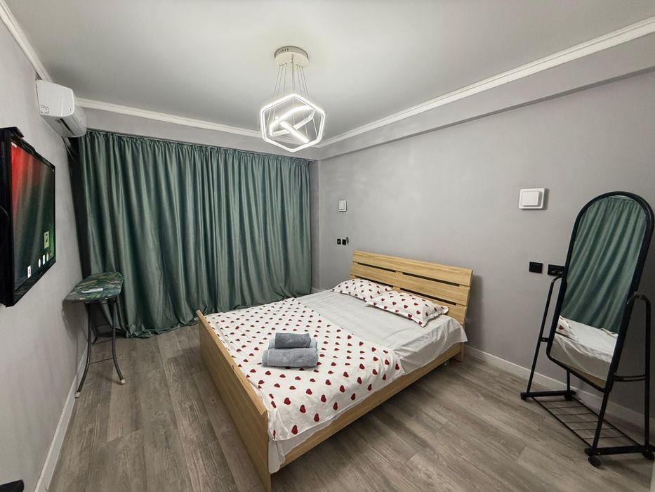 Сдам посуточно 1 ком  квартиру напротив ТРЦ Апорт