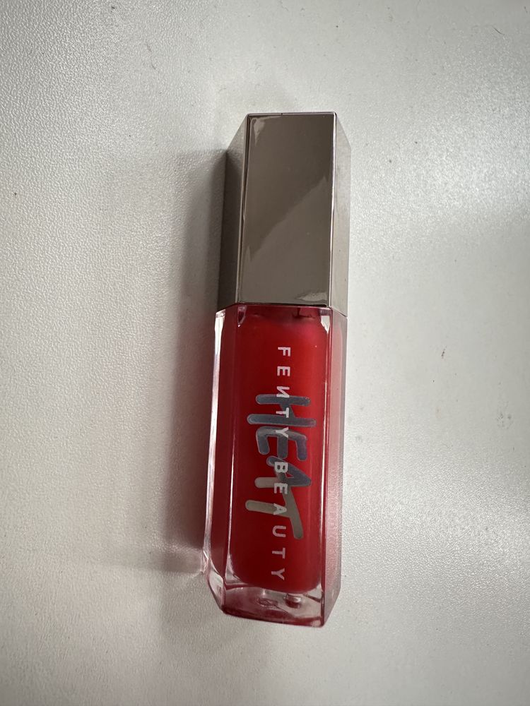 Fenty Beauty Heat гланц - Hot Cherry
