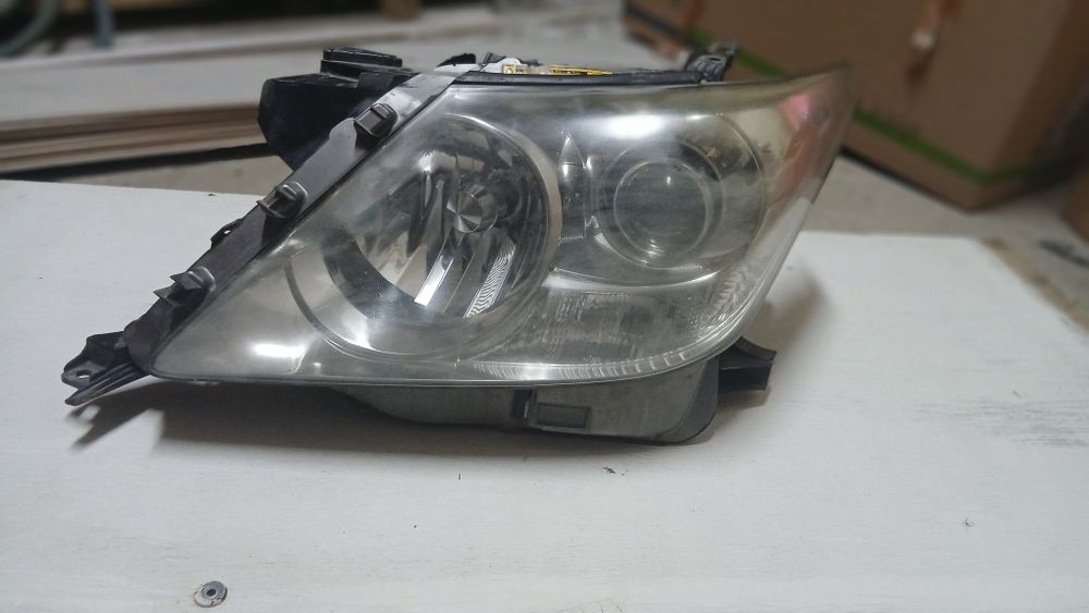 Передние фары на Лексус 570 в отличном состоянии.