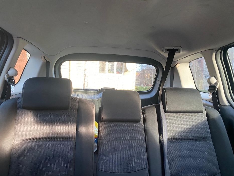 Vând Mazda 5 șapte locuri