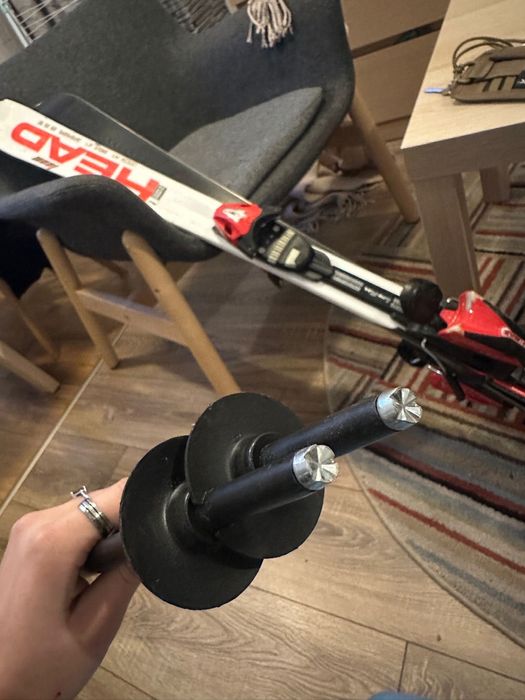 Vând schiuri bețe si clapari