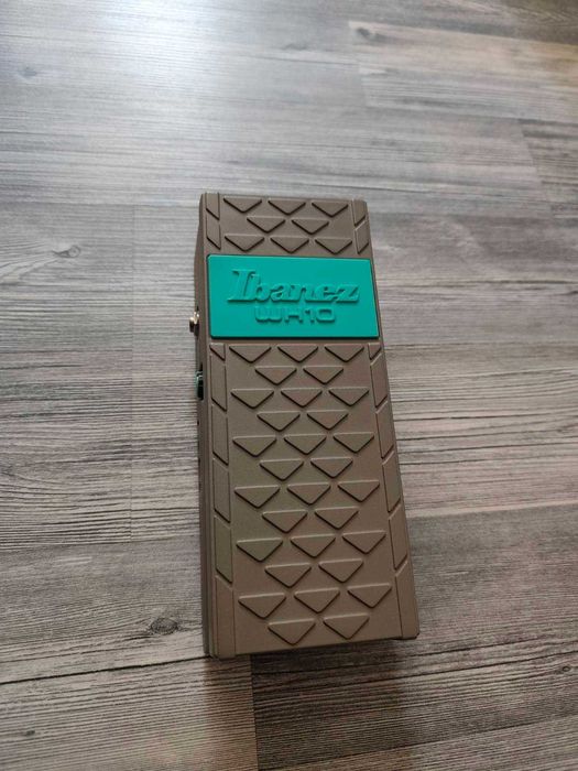 Много запазени китарни ефекти с оригиналните кутии!