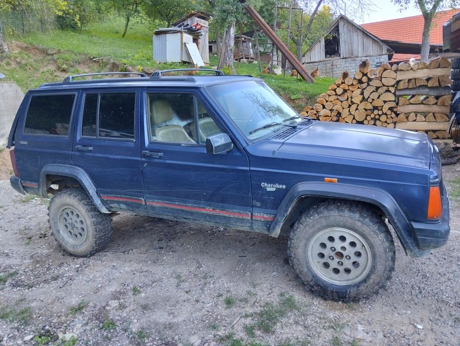 Vând cherokee xj model 95