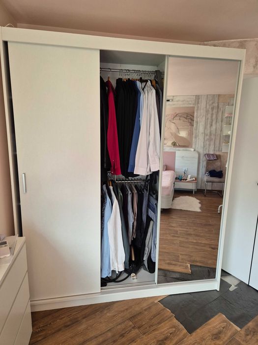 Модерен гардероб с LED осветление и огледална врата, стилен акцент