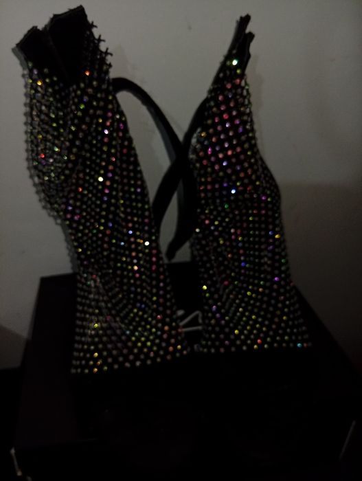 Sandale din plasa și pietricele