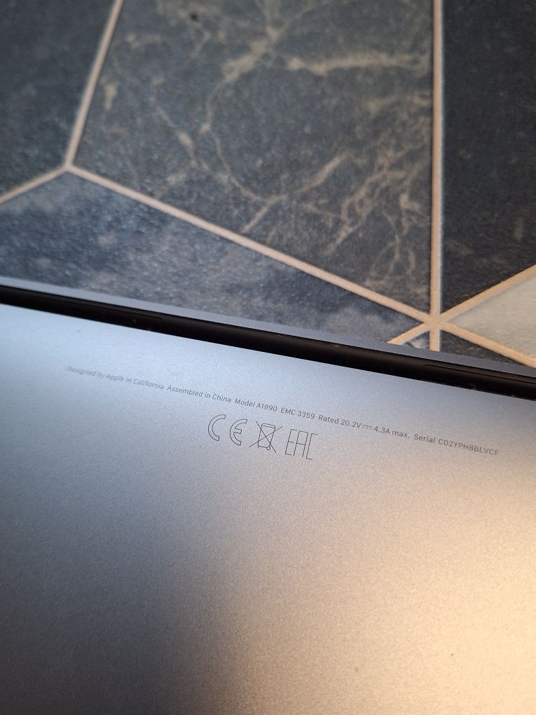 Apple MacBook Pro 15" A1990 (2019) i9-9880H 8-ядрен 2.3GHz 512GB 16GB