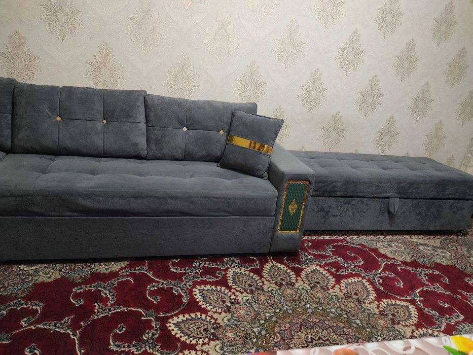 Диван угловой, раскладной в комплекте с сундуком для белья.