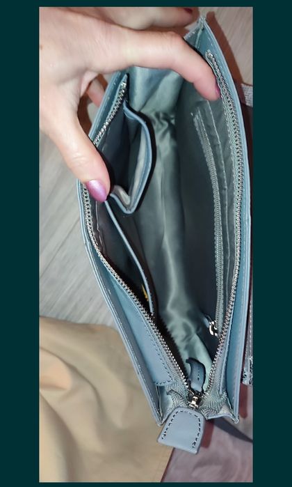 Gentuta de umăr gri, din piele, cu clapă cu imprimeu de piele de șarpe