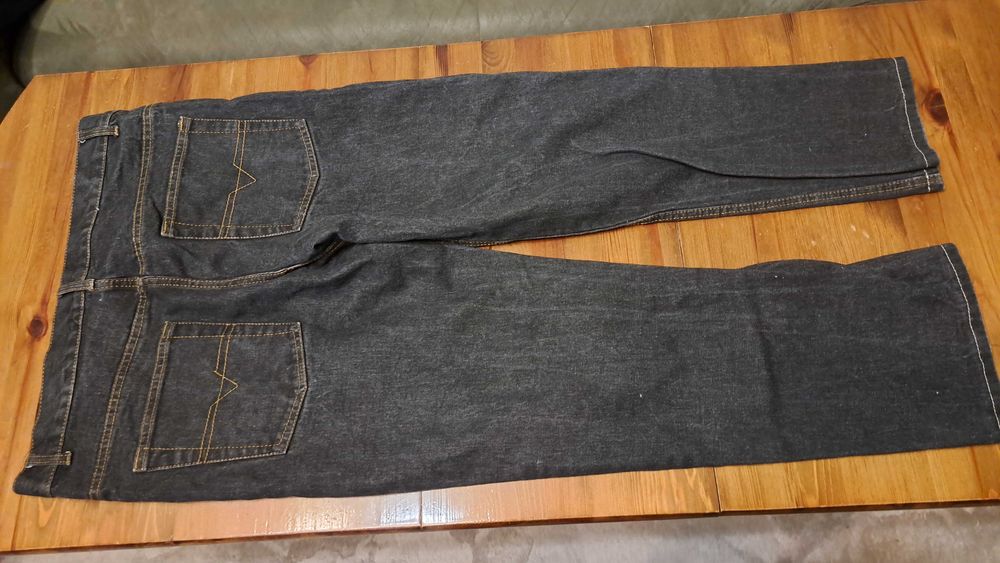 Два чифта здрави и запазени дънки