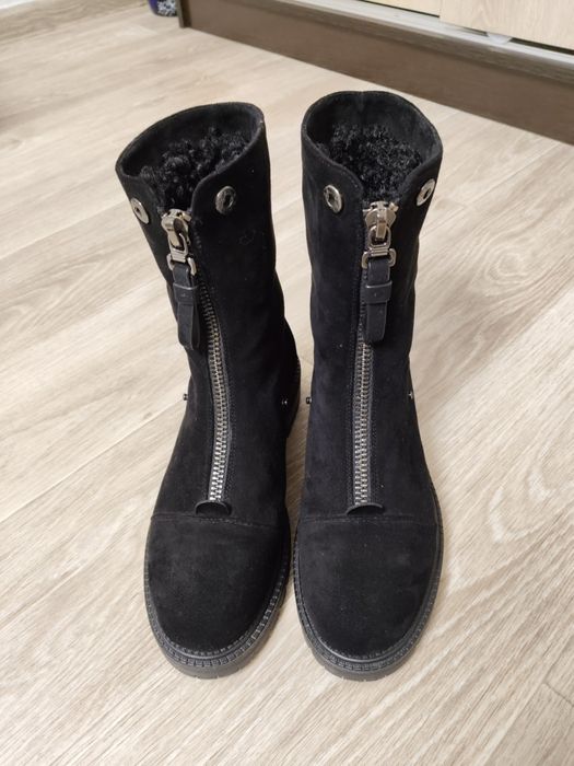 Продаю сапоги. 38размер зима. В отличном состоянии. Одевала один раз.