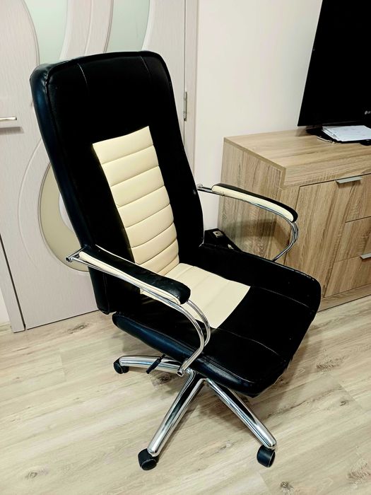 Кожен офис стол.