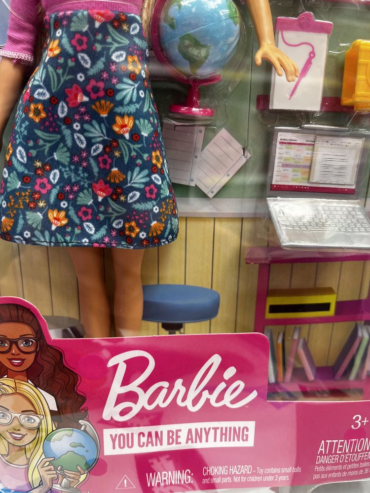 Papusa Barbie profesor