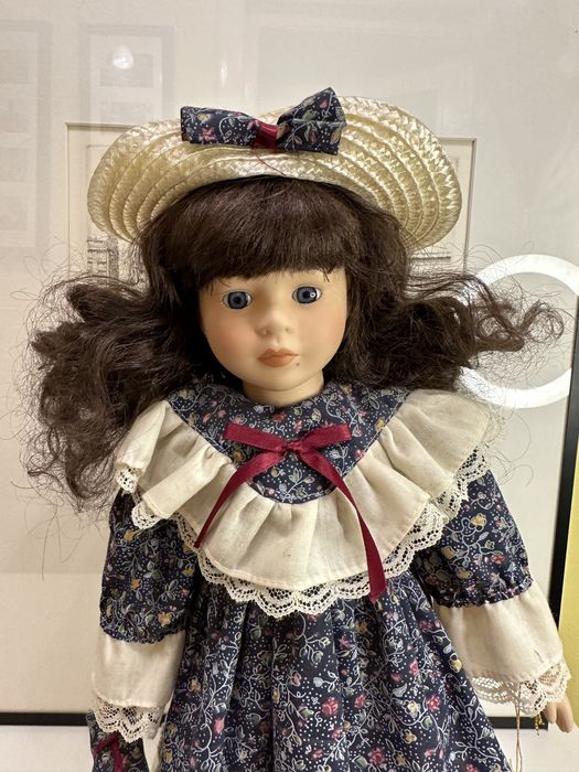 Papusa ceramica de colectie Promenade