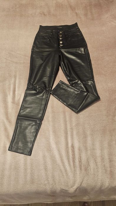 Pantaloni negri piele