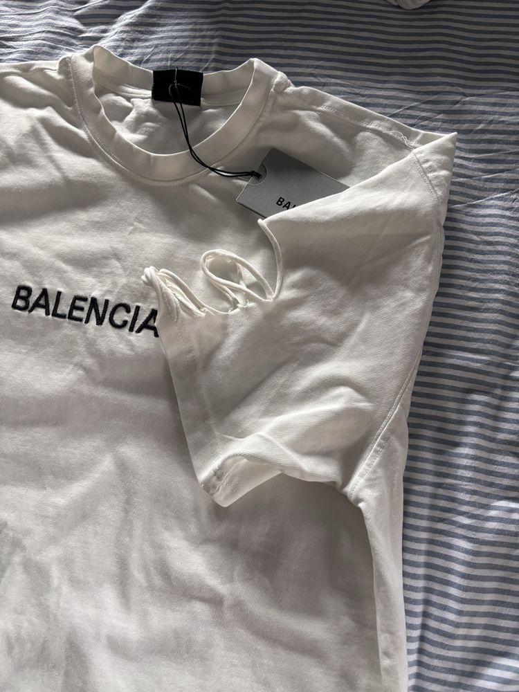 Продавам тениска balenciaga