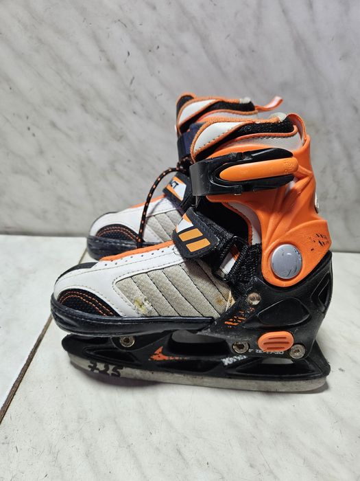 Patine gheata 725 reglabile marime  27-28-29-30 .