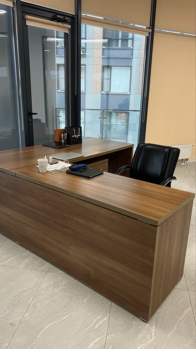 Стол руководителя вместе с тумбочкой