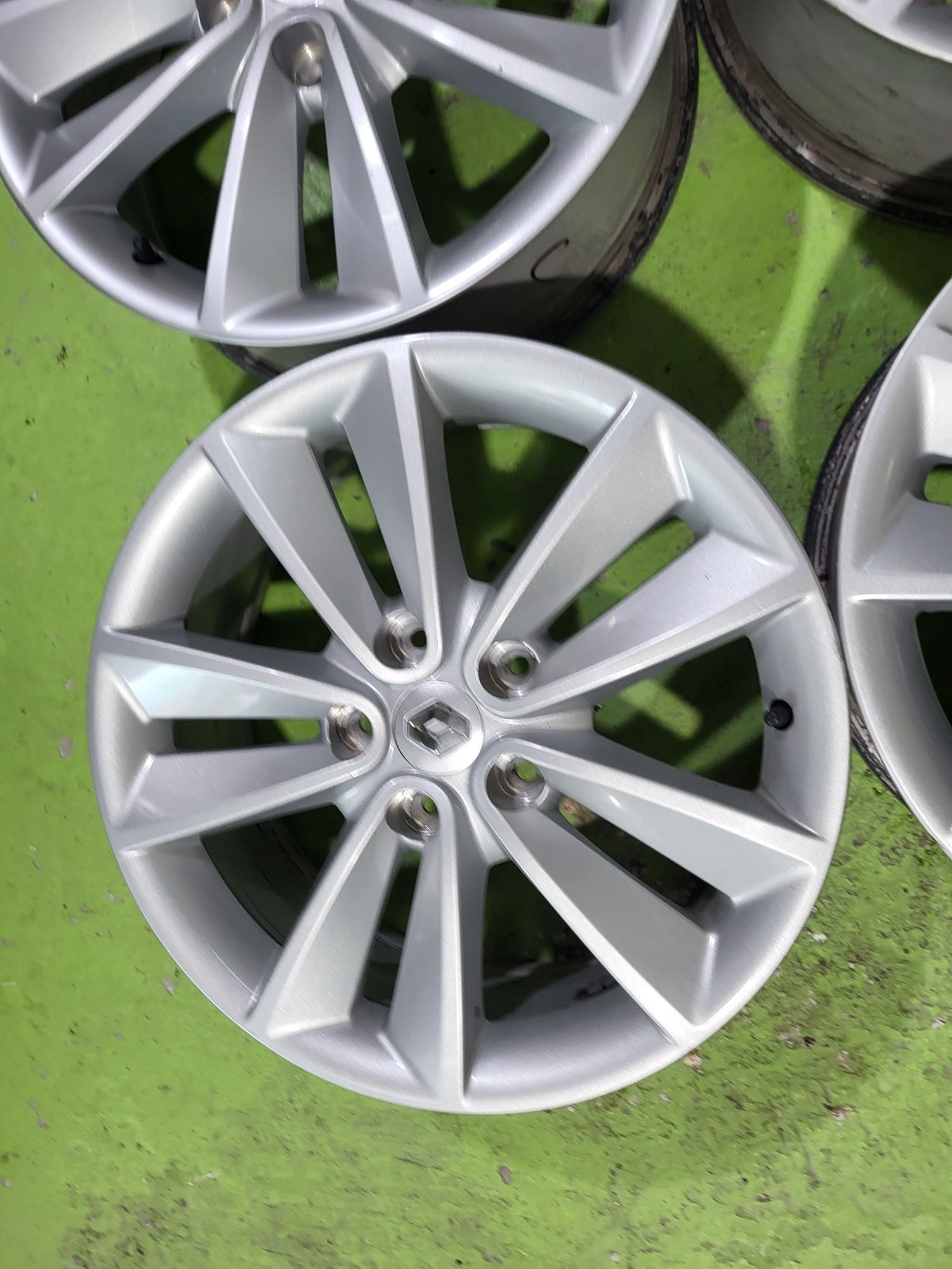 17 5x114.3 Renault лети джанти 5х114.3 рено