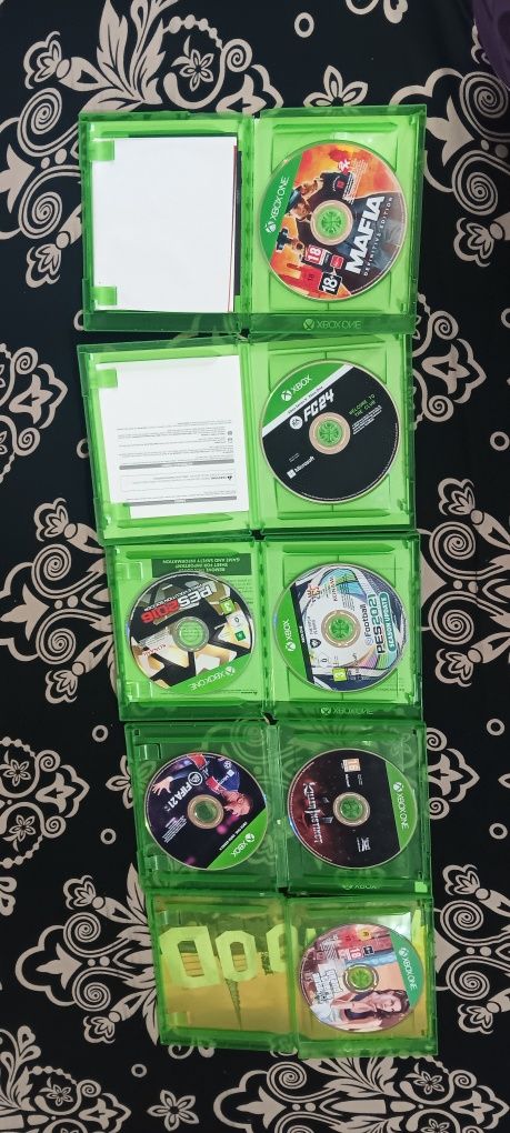 Xbox one de vânzare în stare perfectă cu un controler și 7 jocuri .