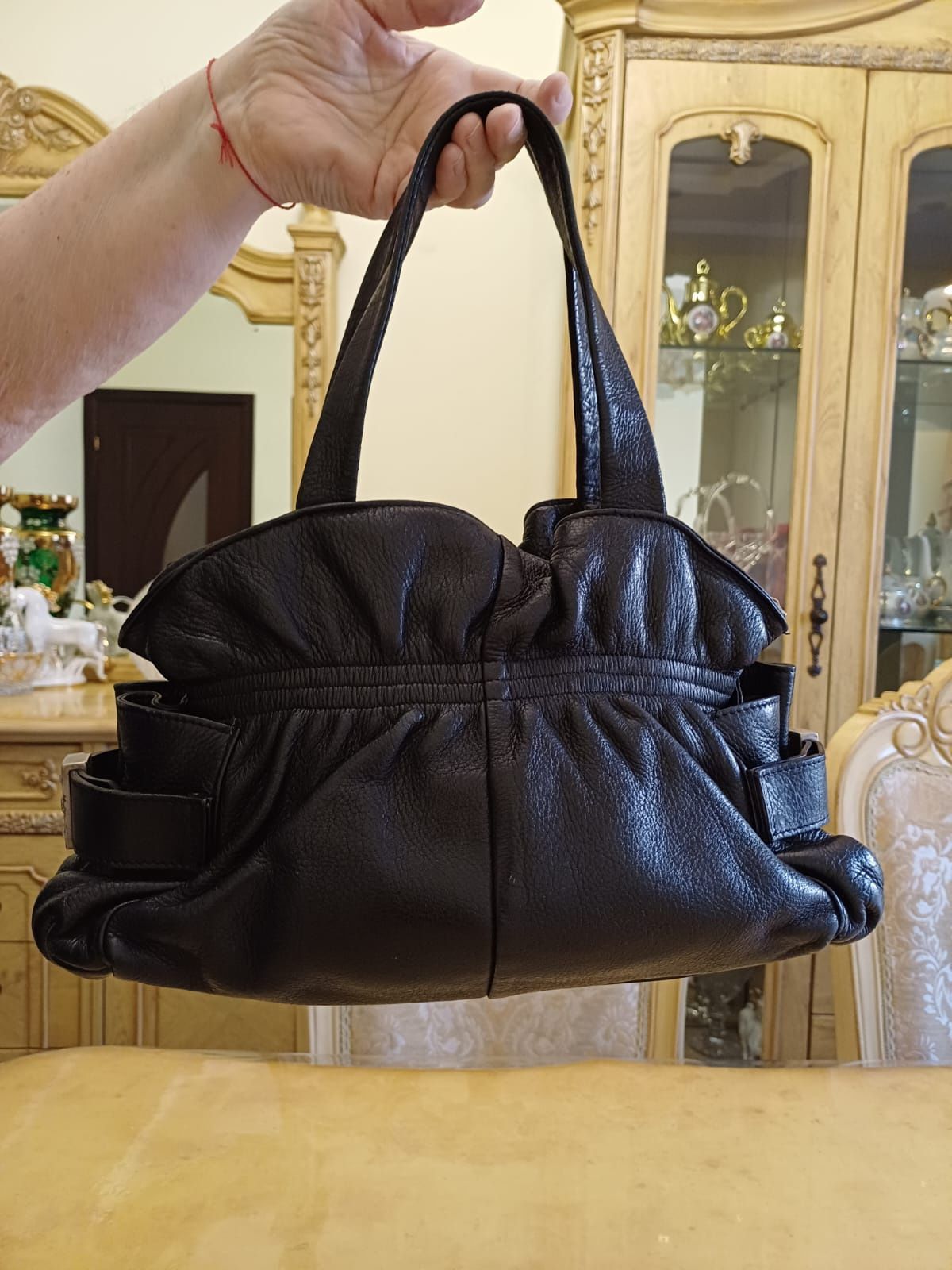 Продам натуральную лаковую сумку